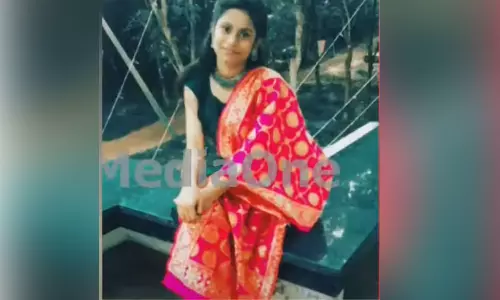 കൊല്ലത്ത് സെൽഫി എടുക്കുന്നതിനിടെ കാൽവഴുതി പെൺകുട്ടികൾ ആറ്റിൽ വീണു; രണ്ടുപേരെ രക്ഷപ്പെടുത്തി- ഒരാളെ കാണാതായി