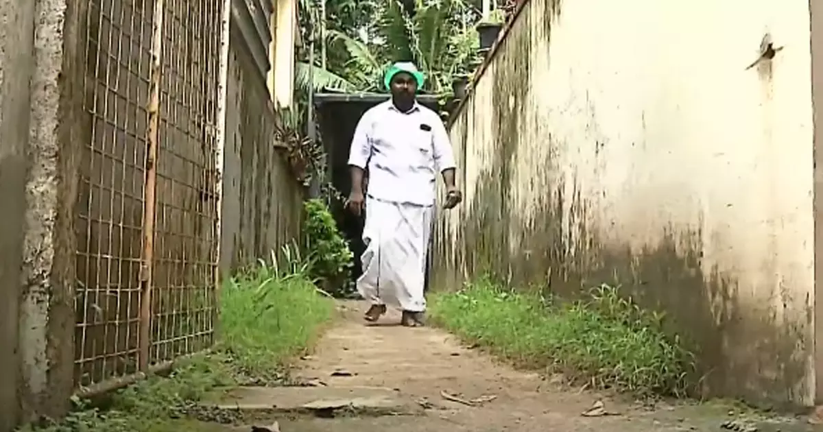 ഇത് അഭിലാഷിന്റെ പ്രതികാരം: ചെരുപ്പിടാതെ സംഘപരിവാറിനെതിരെ സന്ധിയില്ലാത്ത സമരത്തിൽ യുവനേതാവ് ഇത് അഭിലാഷിന്റെ പ്രതികാരം: ചെരുപ്പിടാതെ സംഘപരിവാറിനെതിരെ സന്ധിയില്ലാത്ത സമരത്തിൽ യുവനേതാവ്