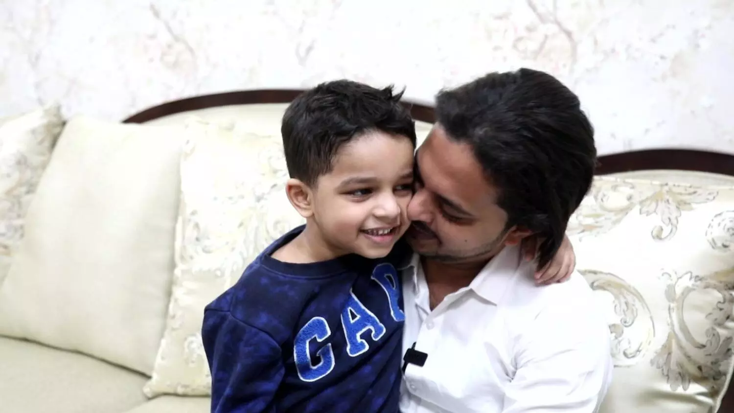 10 മാസത്തിന് ശേഷം അഞ്ചുവയസ്സുകാരന് മകനെ കാണാന് പിതാവിന് അവസരമൊരുക്കി ദുബൈ പൊലീസ് 10 മാസത്തിന് ശേഷം അഞ്ചുവയസ്സുകാരന് മകനെ കാണാന് പിതാവിന് അവസരമൊരുക്കി ദുബൈ പൊലീസ്