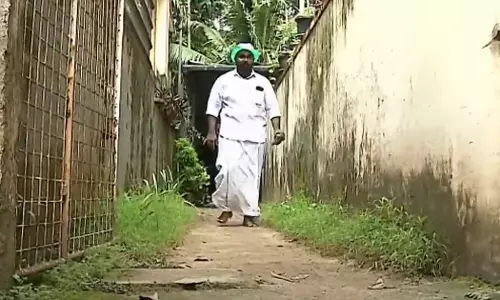 ഇത് അഭിലാഷിന്‍റെ പ്രതികാരം: ചെരുപ്പിടാതെ സംഘപരിവാറിനെതിരെ സന്ധിയില്ലാത്ത സമരത്തിൽ യുവനേതാവ്