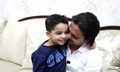 10 മാസത്തിന് ശേഷം അഞ്ചുവയസ്സുകാരന് മകനെ കാണാന് പിതാവിന് അവസരമൊരുക്കി ദുബൈ പൊലീസ് 10 മാസത്തിന് ശേഷം അഞ്ചുവയസ്സുകാരന് മകനെ കാണാന് പിതാവിന് അവസരമൊരുക്കി ദുബൈ പൊലീസ്