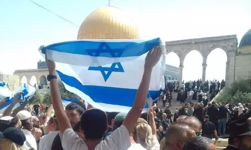 അൽഅഖ്‌സയിൽ ഇരച്ചുകയറി തീവ്ര ജൂതസംഘം; പള്ളിയിൽ ഇസ്രായേൽ പതാക നാട്ടി