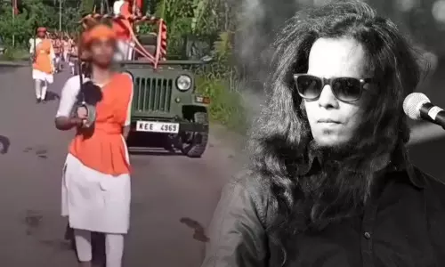 പിള്ളേരുടെ കയ്യിൽ വാൾ അല്ല, പുസ്തകം വെച്ച് കൊടുക്കെടോ: വാളേന്തിയ വി.എച്ച്.പി പ്രകടനത്തിനെതിരെ ഹരീഷ് ശിവരാമകൃഷ്ണന്‍