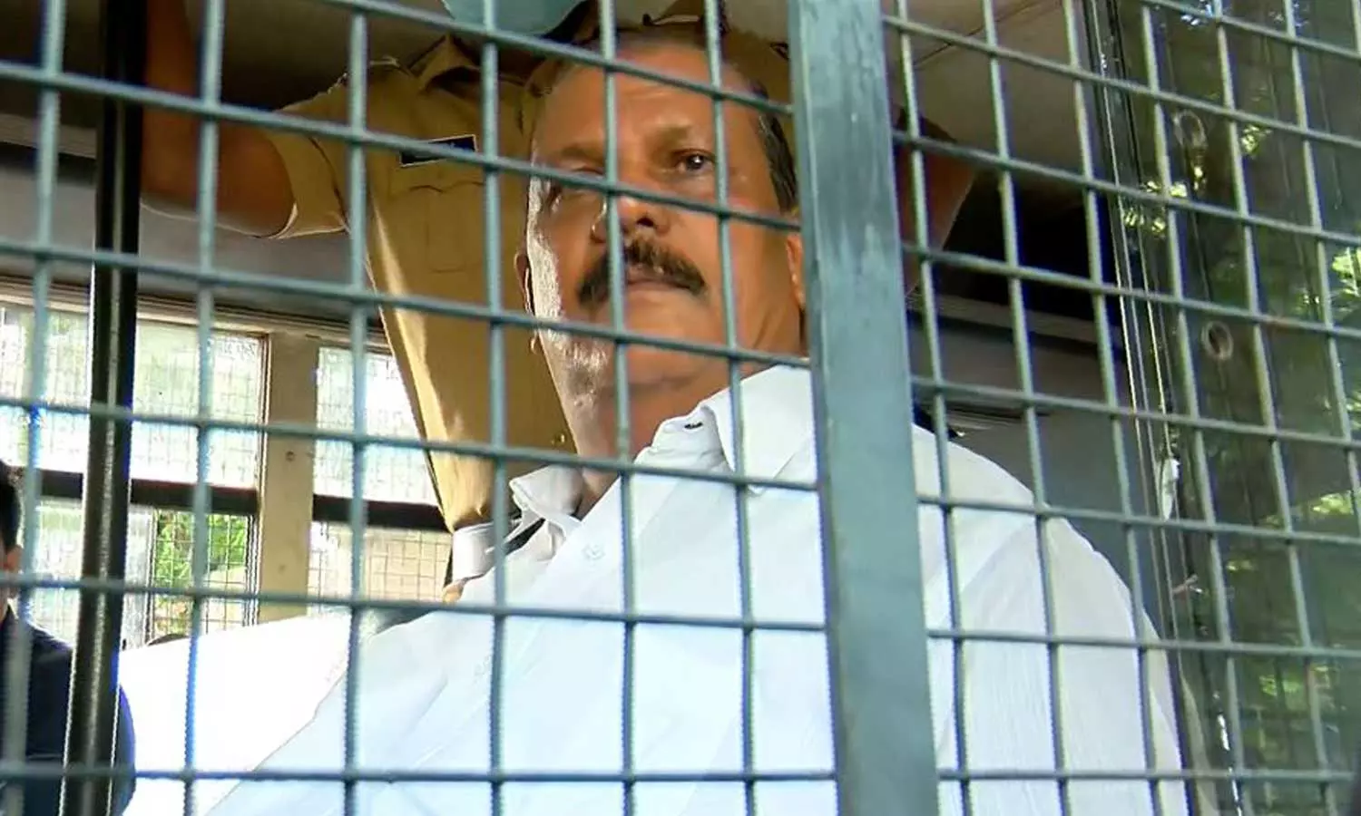 ചോദ്യംചെയ്യലിന് ഹാജരാകാത്ത പി.സി ജോർജിനെതിരെ നിയമനടപടിക്ക് പൊലീസ്; ജാമ്യ ഉപാധി ലംഘിച്ചെന്ന് ഹൈക്കോടതിയെ അറിയിക്കും ചോദ്യംചെയ്യലിന് ഹാജരാകാത്ത പി.സി ജോർജിനെതിരെ നിയമനടപടിക്ക് പൊലീസ്; ജാമ്യ ഉപാധി ലംഘിച്ചെന്ന് ഹൈക്കോടതിയെ അറിയിക്കും