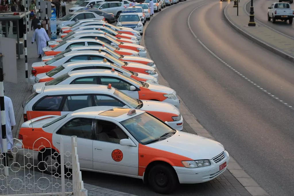 ഒമാനിലെ നിരത്തുകള് ഓണ്ലൈന് ടാക്സികള് കൈയടക്കുന്നു ഒമാനിലെ നിരത്തുകള് ഓണ്ലൈന് ടാക്സികള് കൈയടക്കുന്നു