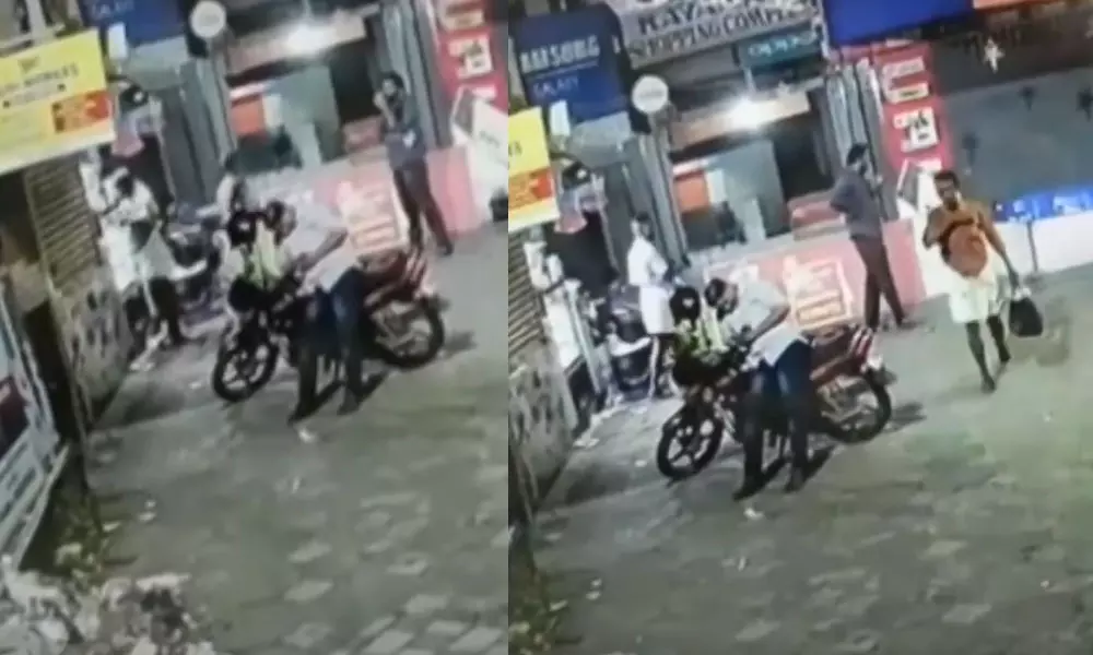 ആലുവയിൽ ചായ കുടിക്കാനെത്തിയ രണ്ടംഗ സംഘം ചായക്കടക്കാരന്റെ മൊബൈൽ ഫോണ് മോഷ്ടിച്ച് കടന്നു ആലുവയിൽ ചായ കുടിക്കാനെത്തിയ രണ്ടംഗ സംഘം ചായക്കടക്കാരന്റെ മൊബൈൽ ഫോണ് മോഷ്ടിച്ച് കടന്നു