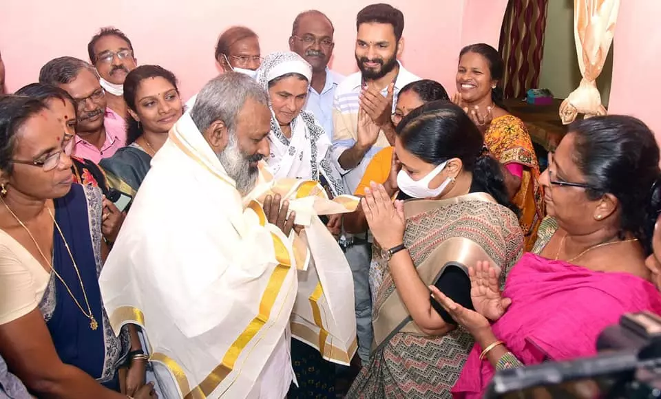 ഈ നന്മയ്ക്ക് ഹജ്ജിന്റെ പുണ്യം; ജീവിതാഭിലാഷത്തിനു കരുതിവച്ച ഭൂമി ഭൂരഹിതർക്ക്, ലൈഫ് മിഷന് 28 സെൻറ് നൽകി ദമ്പതികൾ ഈ നന്മയ്ക്ക് ഹജ്ജിന്റെ പുണ്യം; ജീവിതാഭിലാഷത്തിനു കരുതിവച്ച ഭൂമി ഭൂരഹിതർക്ക്, ലൈഫ് മിഷന് 28 സെൻറ് നൽകി ദമ്പതികൾ