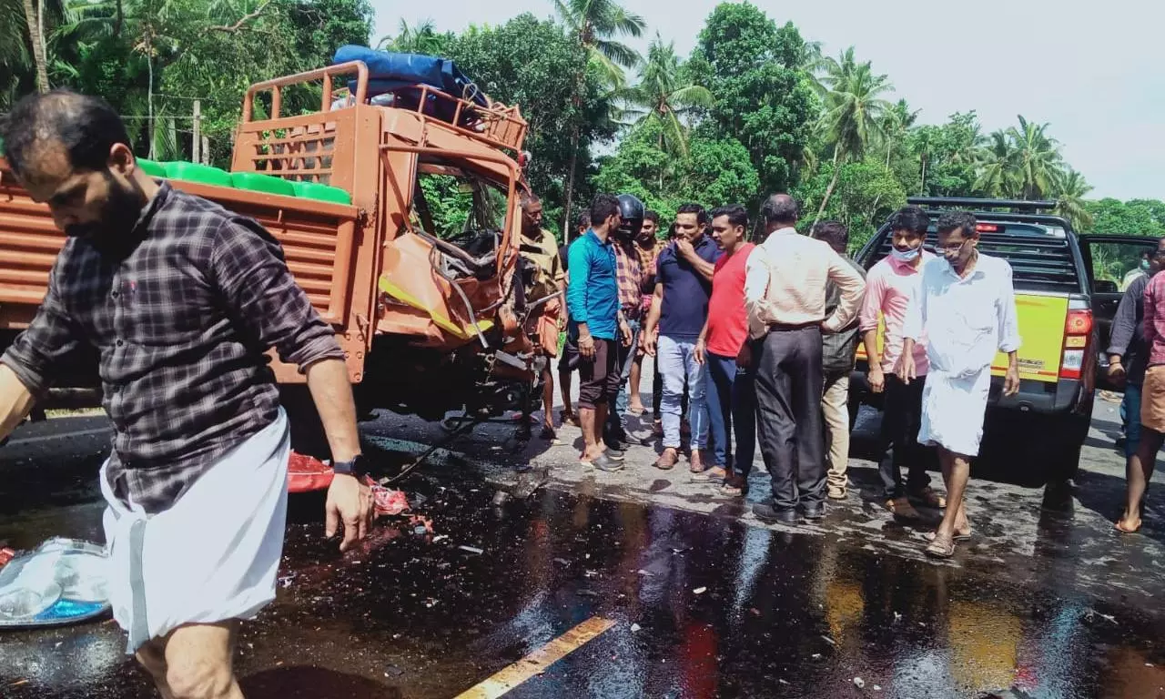 കോഴിക്കോട് ലോറിയും കാറും കൂട്ടിയിടിച്ച് നാല് പേർക്ക് പരിക്ക്, മൂന്ന് പേരുടെ നില ഗുരുതരം കോഴിക്കോട് ലോറിയും കാറും കൂട്ടിയിടിച്ച് നാല് പേർക്ക് പരിക്ക്, മൂന്ന് പേരുടെ നില ഗുരുതരം