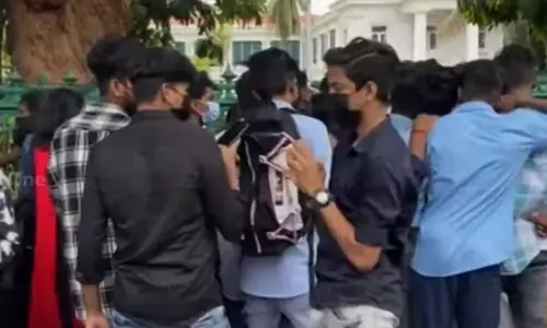 പ്ലസ് വൺ പരീക്ഷ നീട്ടണമെന്ന് വിദ്യാർഥികൾ; മാറ്റില്ലെന്ന് വിദ്യാഭ്യാസ മന്ത്രി