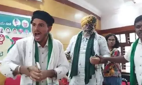 രാകേഷ് ടികായത്തിന്റെ ദേഹത്ത് കരിമഷി ഒഴിച്ചു; ഭാരത് കിസാൻ യോഗത്തിൽ കൂട്ടത്തല്ല്