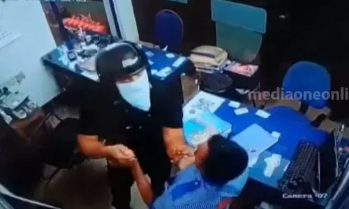 എറണാകുളത്ത് പെട്രോൾ പമ്പ് ജീവനക്കാരനെ കത്തിമുനയിൽ നിർത്തി കവർച്ച