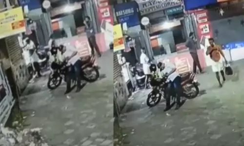 ആലുവയിൽ ചായ കുടിക്കാനെത്തിയ രണ്ടംഗ സംഘം ചായക്കടക്കാരന്‍റെ മൊബൈൽ ഫോണ്‍ മോഷ്ടിച്ച് കടന്നു