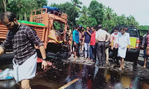 കോഴിക്കോട് ലോറിയും കാറും കൂട്ടിയിടിച്ച് നാല് പേർക്ക് പരിക്ക്, മൂന്ന് പേരുടെ നില ഗുരുതരം