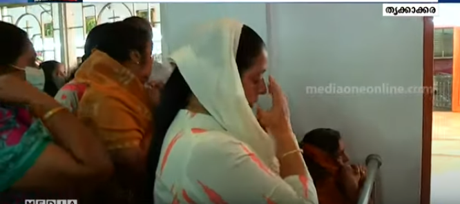 ആദ്യം കലൂര്‍ പള്ളി, പിന്നെ പാലാരിവട്ടം അമ്പലം; ദേവാലയങ്ങളില്‍ അനുഗ്രഹം തേടി ഉമ