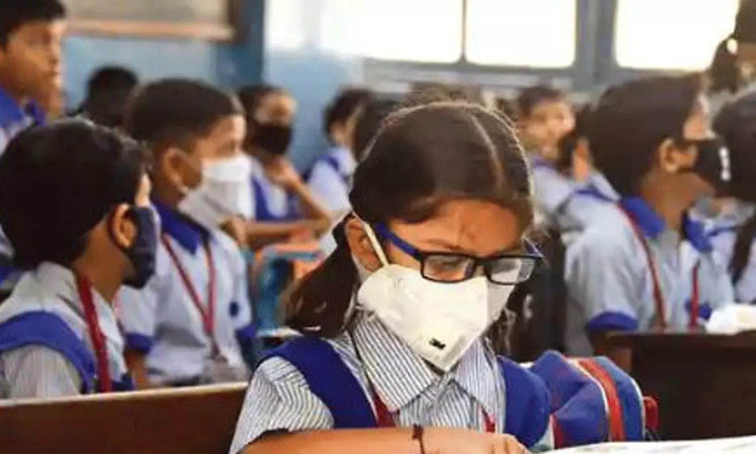 സംസ്ഥാനത്തെ സ്കൂളുകളിൽ മാസ്ക് നിർബന്ധമാക്കി; ഒന്നാം ക്ലാസിലെത്തുന്നത് നാല് ലക്ഷത്തോളം കുട്ടികൾ സംസ്ഥാനത്തെ സ്കൂളുകളിൽ മാസ്ക് നിർബന്ധമാക്കി; ഒന്നാം ക്ലാസിലെത്തുന്നത് നാല് ലക്ഷത്തോളം കുട്ടികൾ