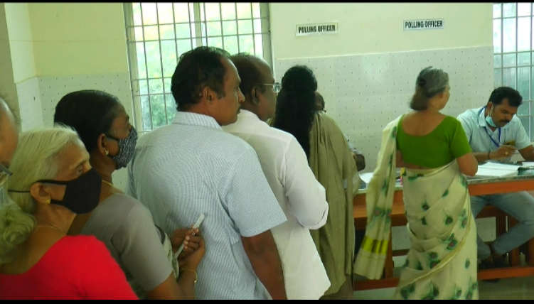 തൃക്കാക്കര വിധിയെഴുതുന്നു; രാവിലെ മുതൽ ബൂത്തുകളിൽ നീണ്ട ക്യൂ, പോളിങ് ശതമാനം 40 കടന്നു