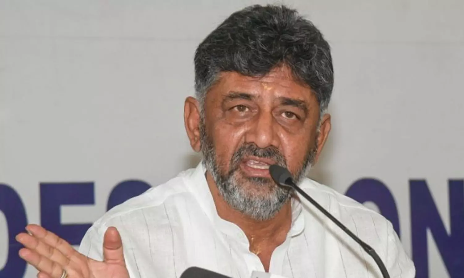 കള്ളപ്പണ ഇടപാട്: കോൺഗ്രസ് നേതാവ് ഡി.കെ ശിവകുമാറിന് ഡല്ഹി കോടതിയുടെ സമൻസ് കള്ളപ്പണ ഇടപാട്: കോൺഗ്രസ് നേതാവ് ഡി.കെ ശിവകുമാറിന് ഡല്ഹി കോടതിയുടെ സമൻസ്