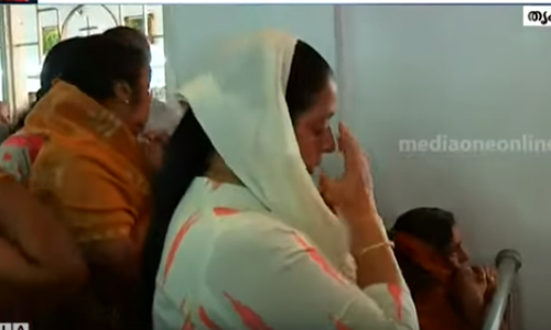 ആദ്യം കലൂര്‍ പള്ളി, പിന്നെ പാലാരിവട്ടം അമ്പലം; ദേവാലയങ്ങളില്‍ അനുഗ്രഹം തേടി ഉമ