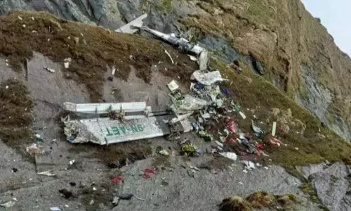 നേപ്പാൾ വിമാനാപകടം: 21 മൃതദേഹങ്ങൾ കണ്ടെടുത്തു; തെരച്ചിൽ തുടരുന്നു നേപ്പാൾ വിമാനാപകടം: 21 മൃതദേഹങ്ങൾ കണ്ടെടുത്തു; തെരച്ചിൽ തുടരുന്നു