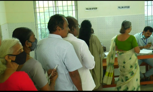 തൃക്കാക്കര വിധിയെഴുതുന്നു; രാവിലെ മുതൽ ബൂത്തുകളിൽ നീണ്ട ക്യൂ, പോളിങ് ശതമാനം 40 കടന്നു
