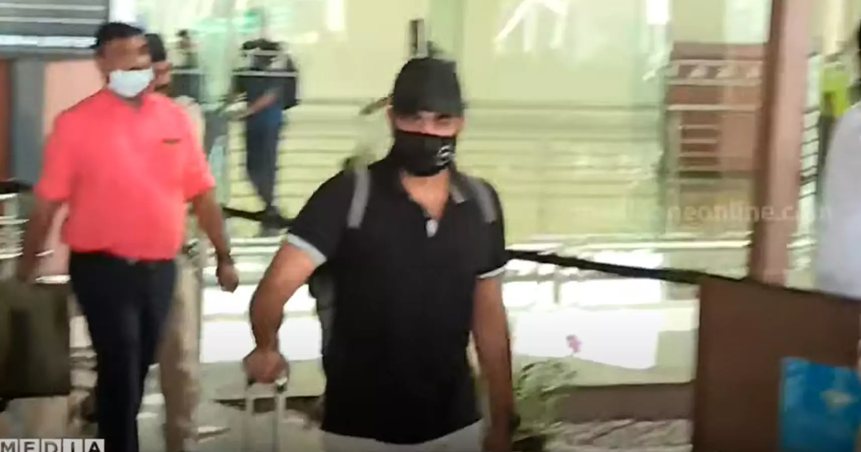 വിമാനത്താവളത്തിൽനിന്ന് നേരെ ക്ഷേത്രത്തിലേക്ക്; പൊലീസ് സ്റ്റേഷനിലെത്തും മുമ്പ് ദര്‍ശനം നടത്തി വിജയ് ബാബു