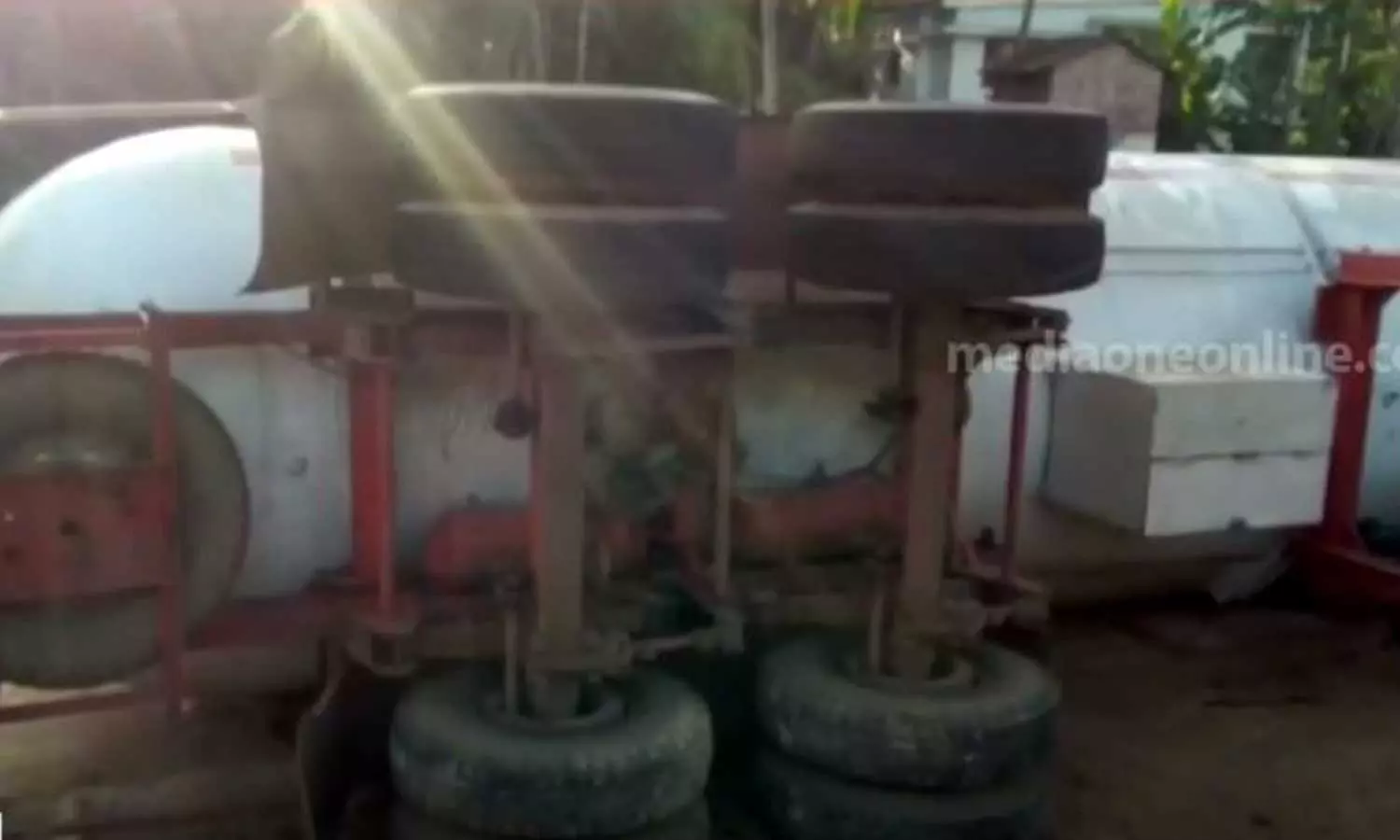 വടകരയിൽ ഇന്ത്യൻ ഓയിലിന്റെ ഗ്യാസ് ടാങ്കർ ലോറി മറിഞ്ഞു വടകരയിൽ ഇന്ത്യൻ ഓയിലിന്റെ ഗ്യാസ് ടാങ്കർ ലോറി മറിഞ്ഞു