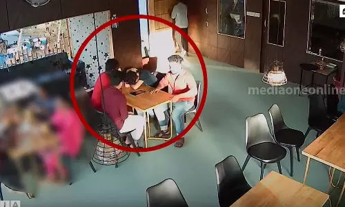 ഭക്ഷണം കഴിച്ചശേഷം പഴകിയ ഭക്ഷണമാണെന്ന് ആരോപിച്ച് പണം തട്ടുന്ന സംഘം പിടിയിൽ