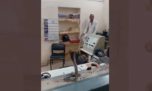 മുറിയിലെത്തിയ അപ്രതീക്ഷിത അതിഥിയെ കണ്ട് അമ്പരന്ന് റെയിൽവേ ഓഫീസർ