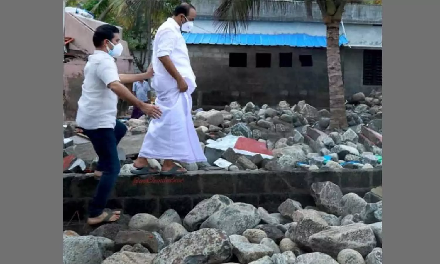 ക്യാപ്റ്റൻ (ഒറിജിനൽ); വി.ഡി സതീശനൊപ്പമുള്ള ഫോട്ടോ പോസ്റ്റ് ചെയ്ത് ഹൈബി ഈഡൻ ക്യാപ്റ്റൻ (ഒറിജിനൽ); വി.ഡി സതീശനൊപ്പമുള്ള ഫോട്ടോ പോസ്റ്റ് ചെയ്ത് ഹൈബി ഈഡൻ