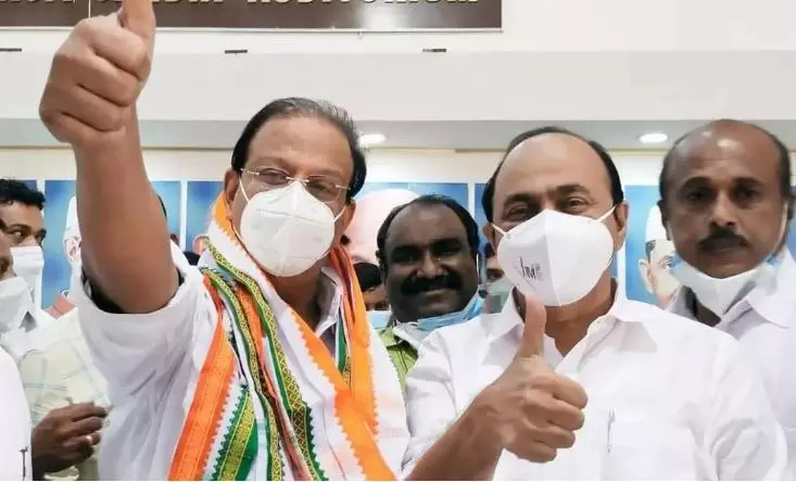 തൃക്കാക്കര വിജയം: അനിഷേധ്യ നേതാക്കളായി വി.ഡി സതീശനും കെ സുധാകരനും തൃക്കാക്കര വിജയം: അനിഷേധ്യ നേതാക്കളായി വി.ഡി സതീശനും കെ സുധാകരനും