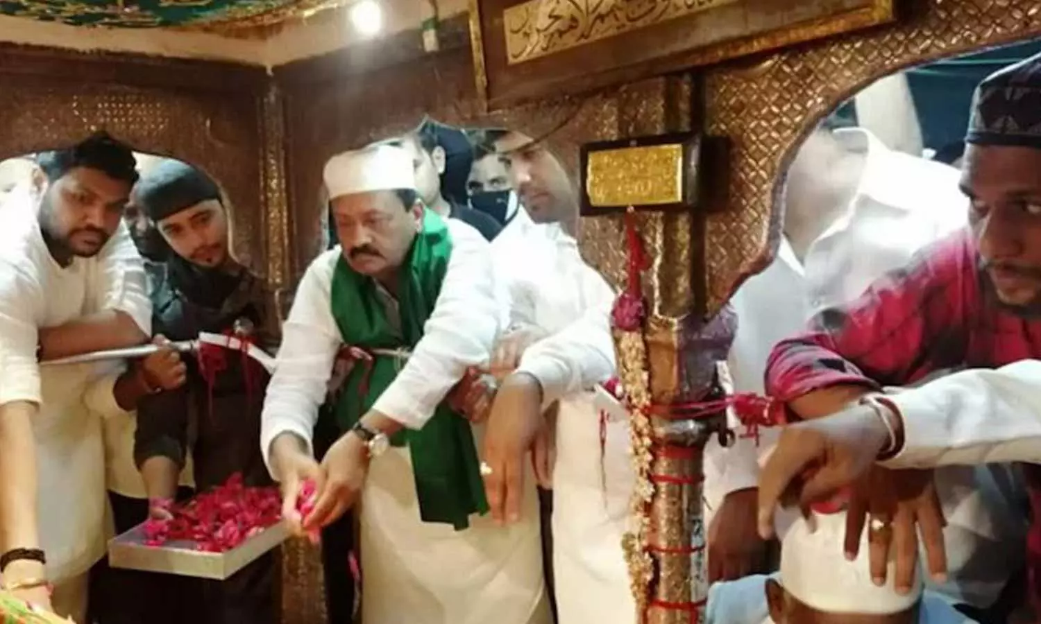 കോവിഡ് ബാധിച്ച സോണിയ ഗാന്ധിക്ക് ദർഗയിൽ പ്രാർത്ഥനയും പുഷ്പാർച്ചനയുമായി കോൺഗ്രസ് നേതാക്കൾ