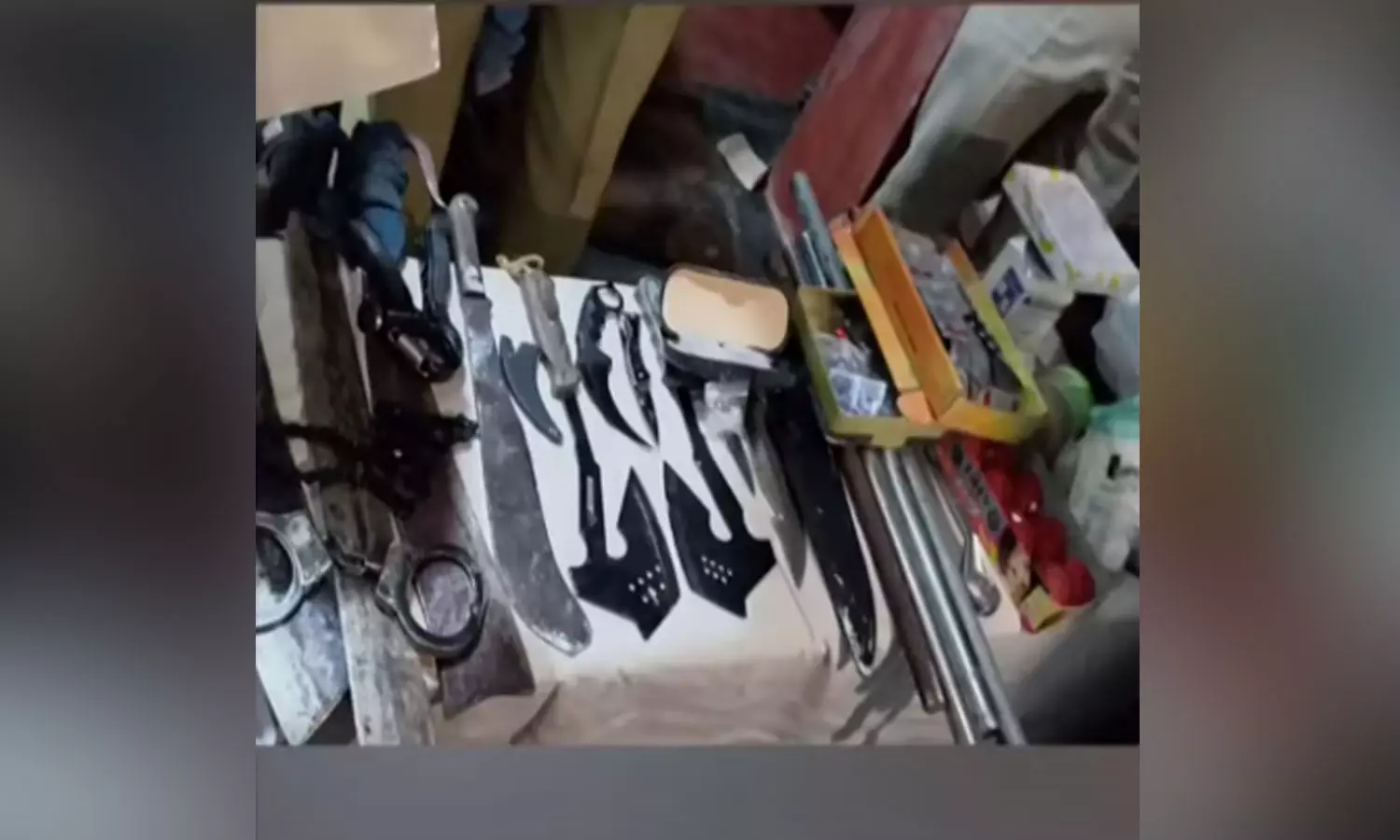 ആലപ്പുഴയിൽ ലഹരിമരുന്നും മാരകായുധങ്ങളും നാടൻ ബോംബും പിടിച്ചെടുത്തു