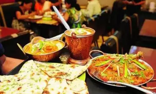 ഹോട്ടലുകളിലെ  അധിക സർവീസ് ഈടാക്കുന്നത് നിയമവിരുദ്ധം; നി​യ​മ​നി​ർ​മാ​ണ​ത്തി​നൊരു​ങ്ങി കേ​ന്ദ്രം