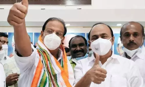 തൃക്കാക്കര വിജയം: അനിഷേധ്യ നേതാക്കളായി വി.ഡി സതീശനും കെ സുധാകരനും തൃക്കാക്കര വിജയം: അനിഷേധ്യ നേതാക്കളായി വി.ഡി സതീശനും കെ സുധാകരനും