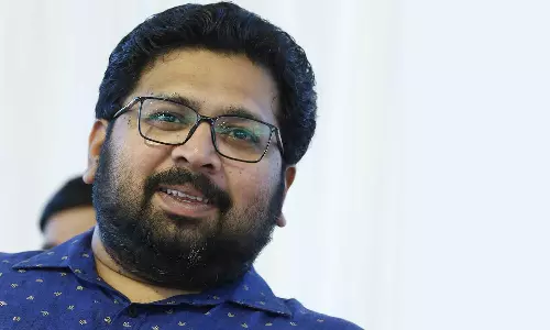 വെള്ളിയാഴ്ച ഉച്ചയ്ക്ക് ഇടതുപക്ഷത്തെ ഒരു പ്രധാന നേതാവ് വീട്ടിൽ വന്ന് നമസ്കരിച്ചോട്ടെ എന്നു ചോദിച്ചെന്ന് പ്രവര്ത്തകന് പറഞ്ഞു- കെ.എസ് ശബരീനാഥൻ വെള്ളിയാഴ്ച ഉച്ചയ്ക്ക് ഇടതുപക്ഷത്തെ ഒരു പ്രധാന നേതാവ് വീട്ടിൽ വന്ന് നമസ്കരിച്ചോട്ടെ എന്നു ചോദിച്ചെന്ന് പ്രവര്ത്തകന് പറഞ്ഞു- കെ.എസ് ശബരീനാഥൻ