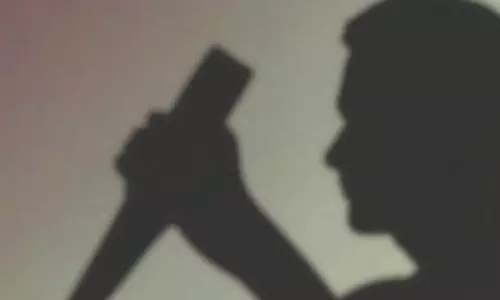 ഉറങ്ങിക്കിടന്ന കാമുകിയെ കുത്തിപ്പരുക്കേല്‍പ്പിച്ച  യുവാവിന് ദുബൈയില്‍ ജയില്‍ ശിക്ഷ