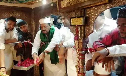 കോവിഡ് ബാധിച്ച സോണിയ ഗാന്ധിക്ക് ദർഗയിൽ പ്രാർത്ഥനയും പുഷ്പാർച്ചനയുമായി കോൺഗ്രസ് നേതാക്കൾ കോവിഡ് ബാധിച്ച സോണിയ ഗാന്ധിക്ക് ദർഗയിൽ പ്രാർത്ഥനയും പുഷ്പാർച്ചനയുമായി കോൺഗ്രസ് നേതാക്കൾ