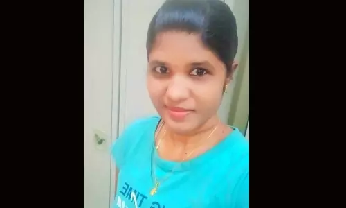 മലയാളി നഴ്സ് ഷാർജയിൽ വാഹനമിടിച്ചു മരിച്ചു മലയാളി നഴ്സ് ഷാർജയിൽ വാഹനമിടിച്ചു മരിച്ചു