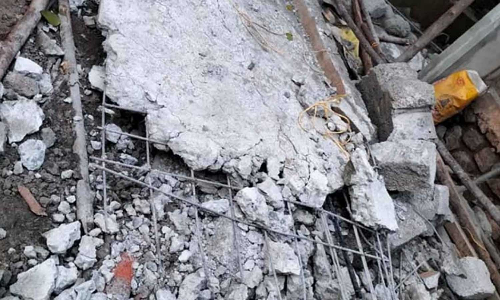 കൊല്ലത്ത് മൂന്നുനില കെട്ടിടത്തിന്റെ ഭാഗം തകർന്നു വീണ് 2 തൊഴിലാളികൾ മരിച്ചു