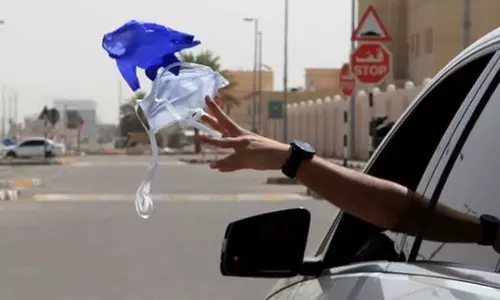 റോഡിലേക്ക് ചവറുകൾ എറിഞ്ഞാൽ അബൂദബിയിൽ 1000 ദിർഹം വരെ പിഴ