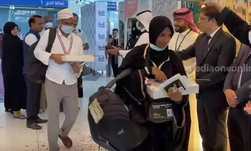 മദീനക്കാർ ഹാജിമാരെ വരവേറ്റത് പൂക്കൾ വിതറിയും മധുരം നൽകിയും