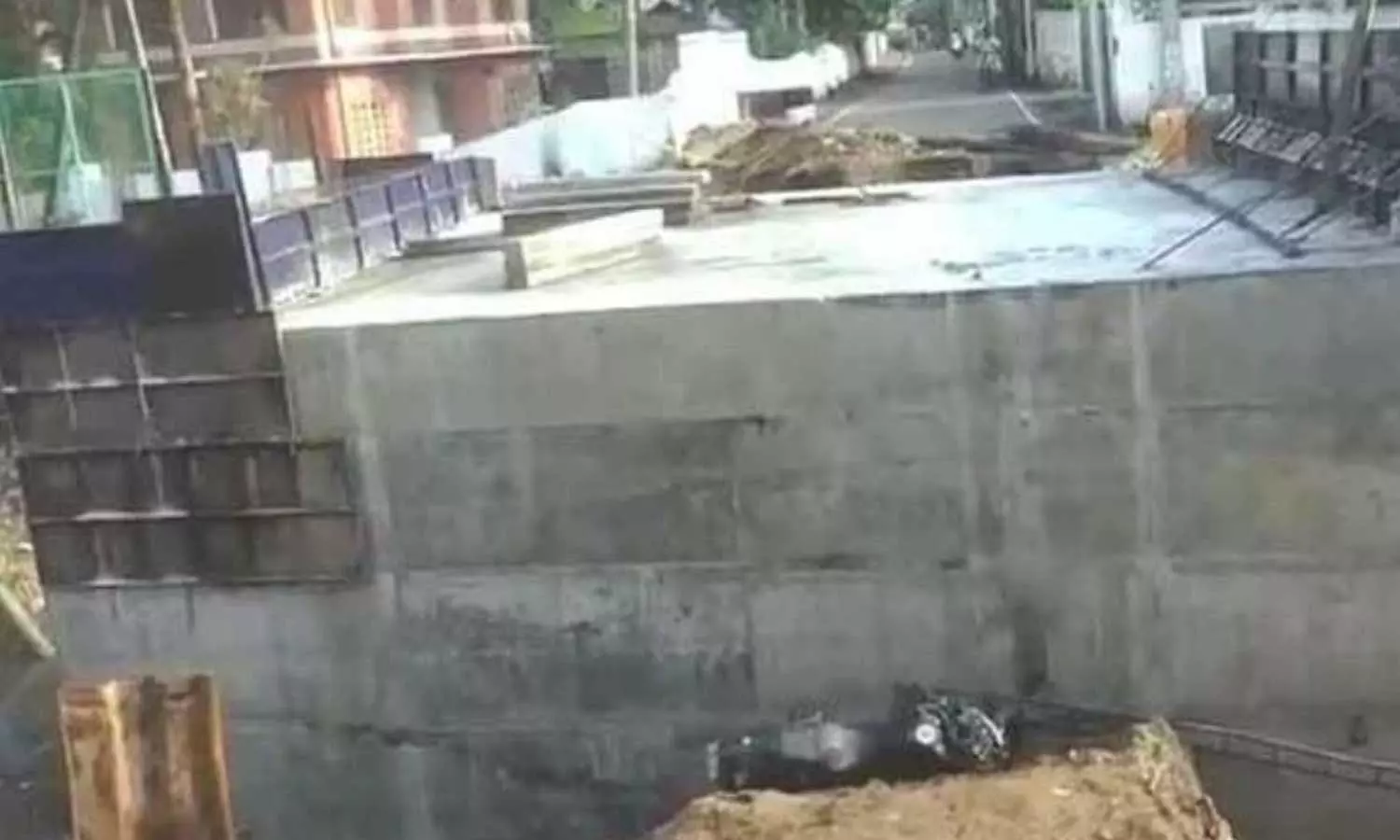 തൃപ്പുണിത്തുറയിലെ ബൈക്ക് അപകടം: നാല് ഉദ്യോഗസ്ഥര്‍ക്ക് സസ്പെന്‍ഷന്‍, പാലം പണിയുടെ കരാറുകാർക്കെതിരെ   കേസ്