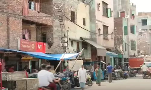 കലാപം, കേസുകള്... ജഹാംഗിര്പുരി ഉപേക്ഷിച്ച് ജനങ്ങള് കലാപം, കേസുകള്... ജഹാംഗിര്പുരി ഉപേക്ഷിച്ച് ജനങ്ങള്