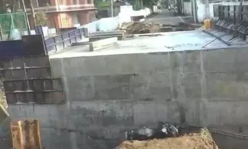 തൃപ്പുണിത്തുറയിലെ ബൈക്ക് അപകടം: നാല് ഉദ്യോഗസ്ഥര്‍ക്ക് സസ്പെന്‍ഷന്‍, പാലം പണിയുടെ കരാറുകാർക്കെതിരെ   കേസ്