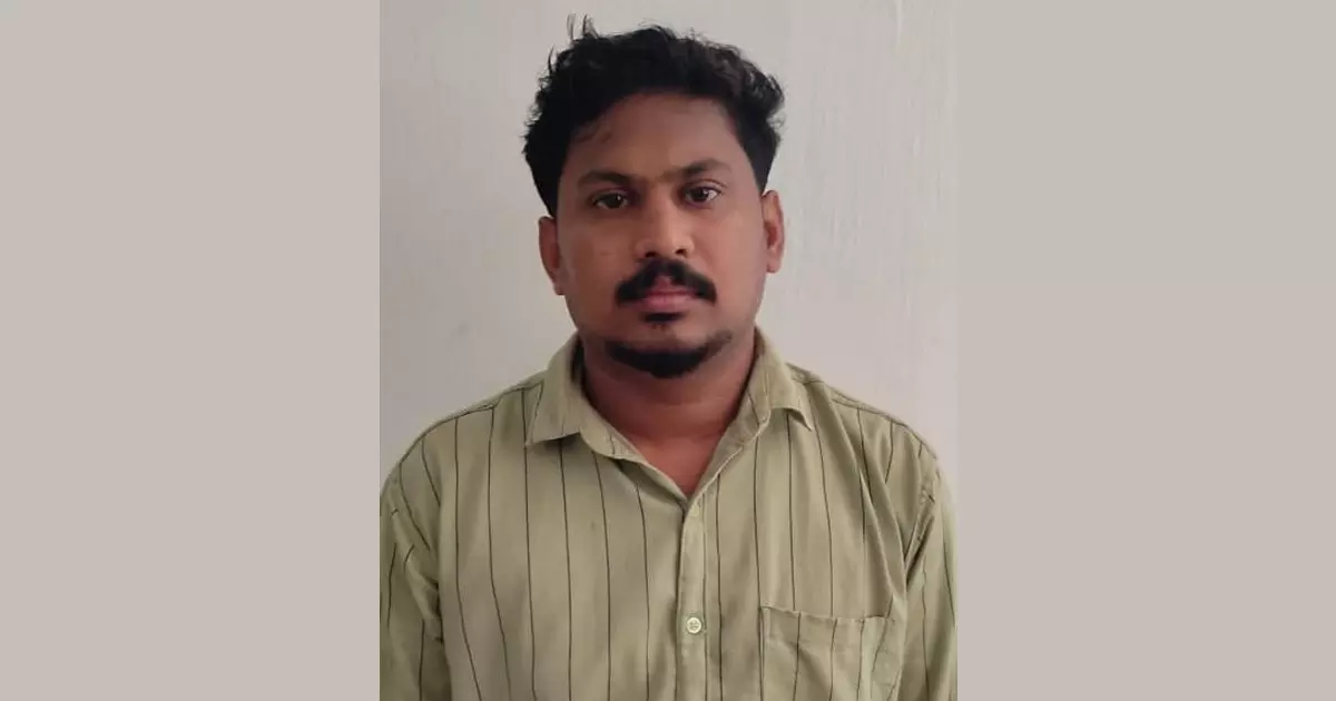 സ്വന്തം വീട് കുത്തിത്തുറന്ന് മോഷണം: യുവാവ് പിടിയില് സ്വന്തം വീട് കുത്തിത്തുറന്ന് മോഷണം: യുവാവ് പിടിയില്