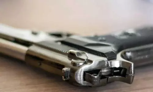 രണ്ടുവയസുകാരന്റെ കൈയില്‍ നിന്ന്  അബദ്ധത്തില്‍ തോക്ക്  പൊട്ടി  പിതാവിന് ദാരുണാന്ത്യം