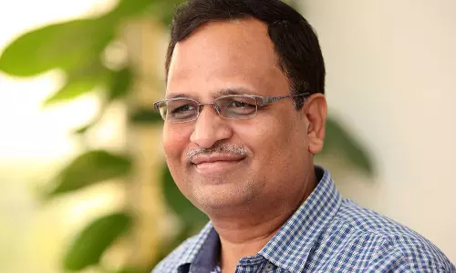 ഡൽഹി ആരോഗ്യമന്ത്രി സത്യേന്ദ്ര ജെയിനിന്റെ സഹായിയുടെ വീട്ടിൽ ഇ.ഡി റെയ്ഡ്: 2.82 കോടി രൂപയും 1.8 കിലോ സ്വർണവും പിടിച്ചെടുത്തു