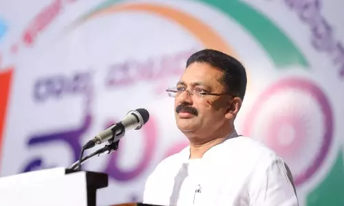 സന്തോഷ് ട്രോഫി ഫൈനലും പെരുന്നാൾ തലേന്നും ഒപ്പം വന്നിട്ടും മഞ്ചേരിയിലേക്ക് വാപ്പ കളികാണാൻ പോയിട്ടില്ല: കെ.ടി ജലീൽ സന്തോഷ് ട്രോഫി ഫൈനലും പെരുന്നാൾ തലേന്നും ഒപ്പം വന്നിട്ടും മഞ്ചേരിയിലേക്ക് വാപ്പ കളികാണാൻ പോയിട്ടില്ല: കെ.ടി ജലീൽ