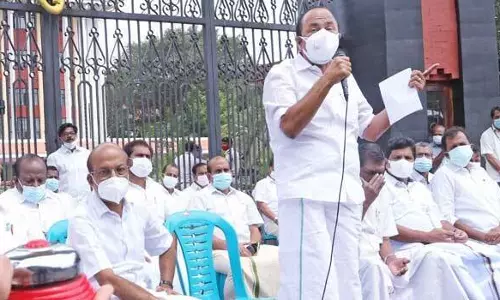 മുഖ്യമന്ത്രി രാജി വയ്ക്കണം; കോണ്‍ഗ്രസ് ഇന്നു കരിദിനമായി ആചരിക്കുന്നു