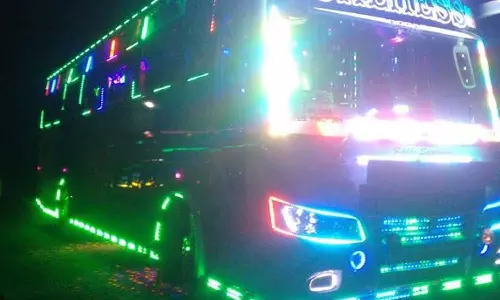 ടൂറിസ്റ്റ് ബസുകളിലെ അമിത അലങ്കാരങ്ങൾ: രൂക്ഷ വിമർശനവുമായി ഹൈക്കോടതി, പരാതി നൽകാൻ ഓരോ ജില്ലയിലും വാട്‌സാപ്പ് നമ്പറുകൾ പ്രസിദ്ധീകരിക്കാൻ നിർദേശം